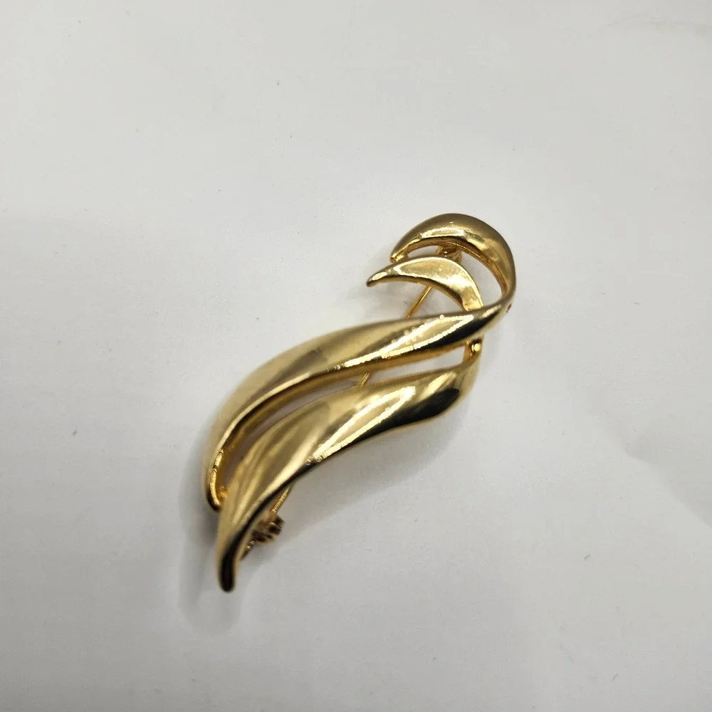 Vintage Gold‎ Tone Abstract Swirl Leaf Brooch Pin Polished Finish 2.5 Inch